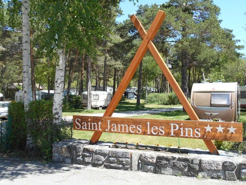 Le Saint James